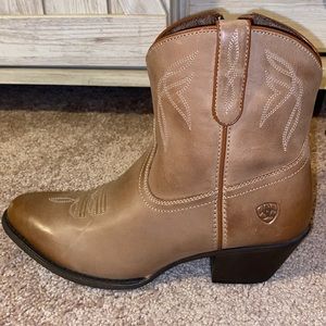ARIAT WOMEN'S DARLIN BOOTIES - MEDIUM TOE